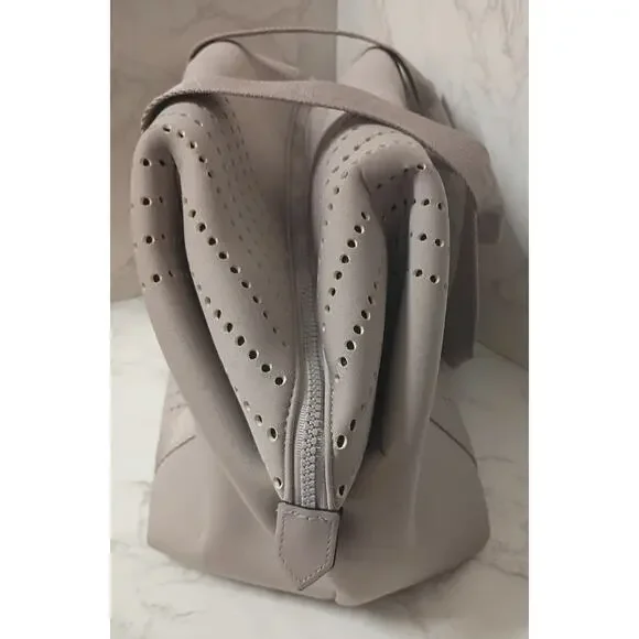 VICTORIA'S SECRET VSX Large Taupe Duffle Bag - NWOT - Picture 4 of 7